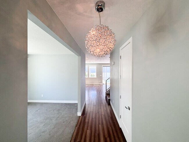 Building Photo - Luxury 5-Bedroom Rental with Pool, Finishe...