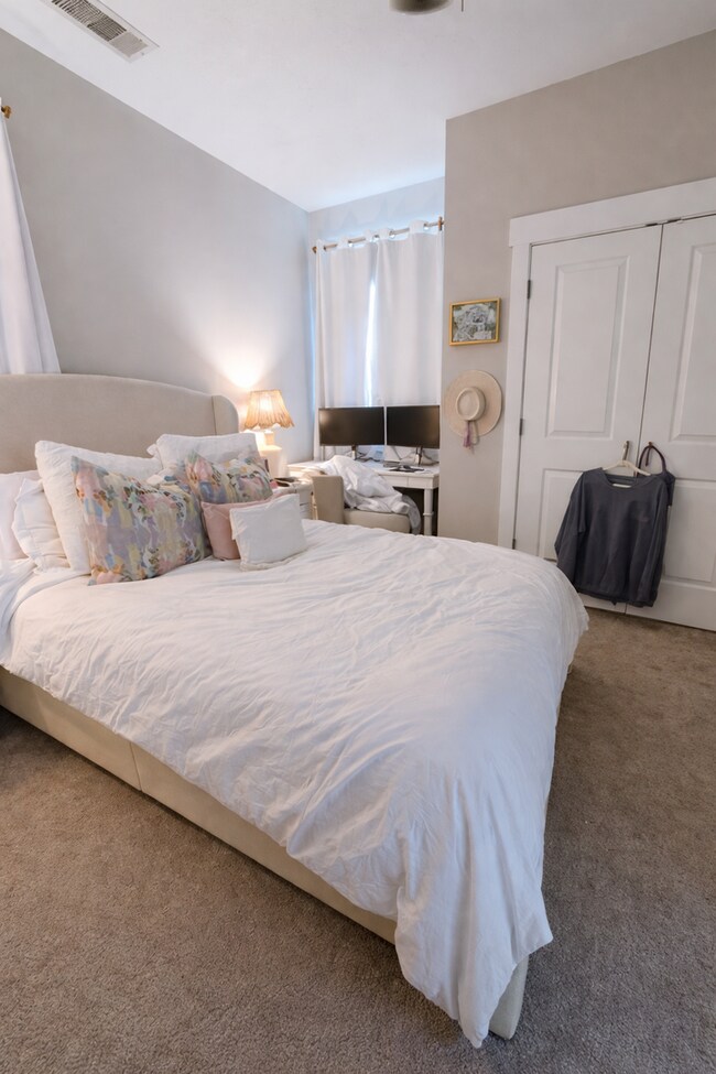 Building Photo - 22M