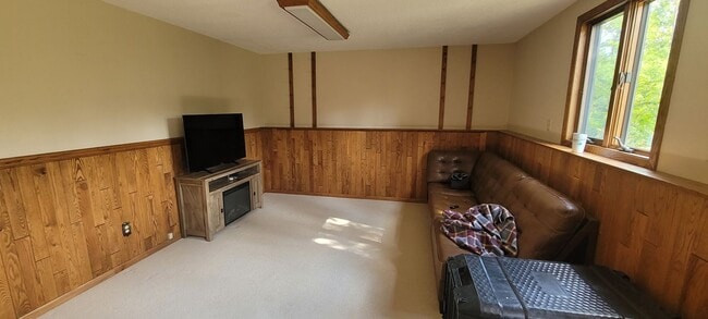Building Photo - 3 Bedroom 2 Bath Home - Fully Furnished