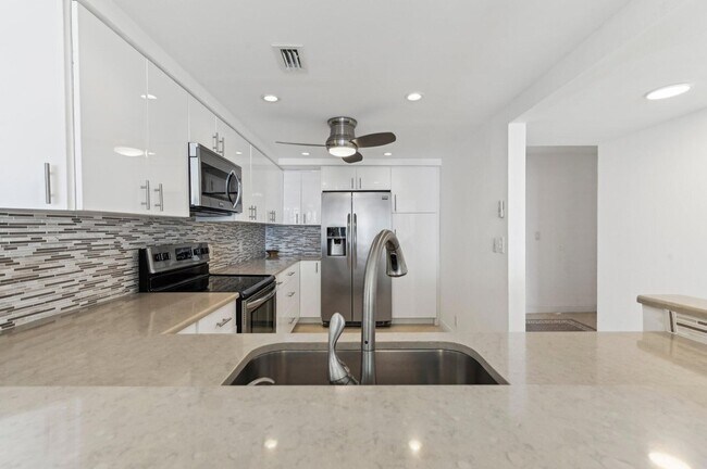 Building Photo - 3580 S Ocean Blvd