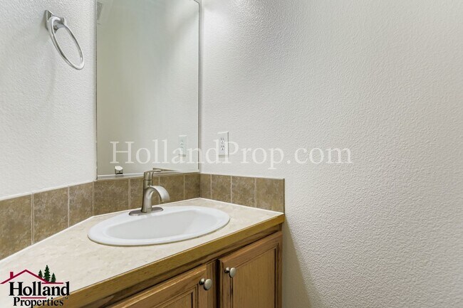 Building Photo - Charming Two-Level Home in Great Hillsboro Location!