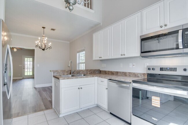 Building Photo - 3 Bedroom 2.5 Bath Townhouse