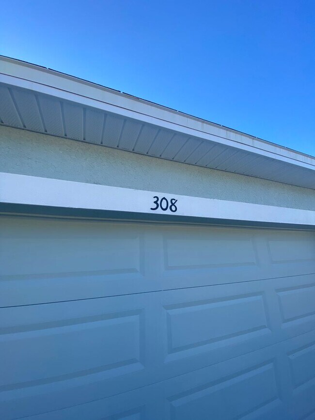 Building Photo - Desirable Lake Diamond Subdivision 3/2/2 **Won't Last**