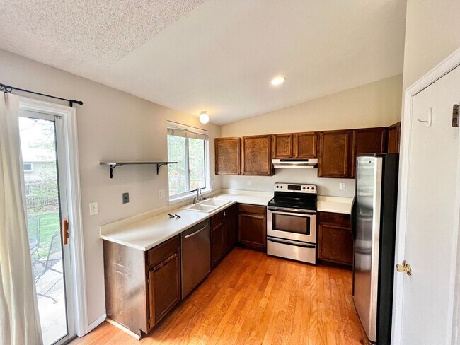 Building Photo - 3 bed, 1 bath Tri-level Home in Foxstone Neighborhood