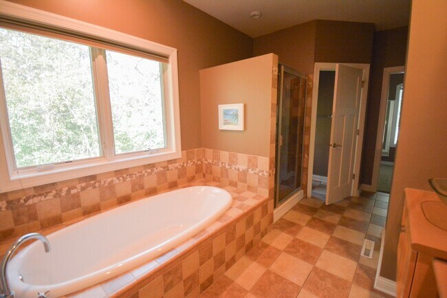 Building Photo - STUNNING 5 Bed 3.5 Bath Luxury Home!