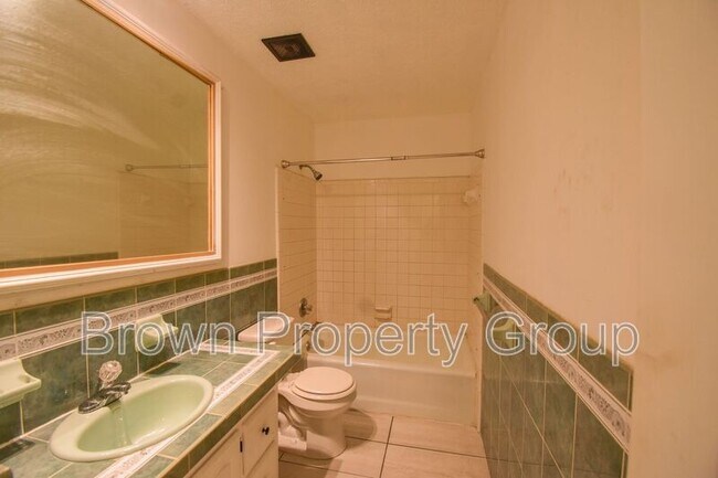 Building Photo - 805 Southview Cir