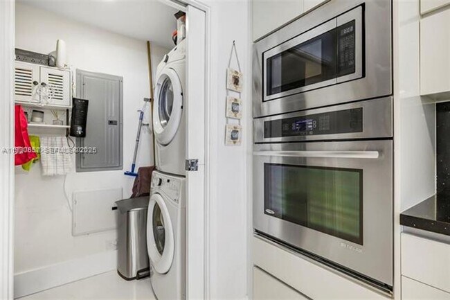 Building Photo - 600 NE 27th St