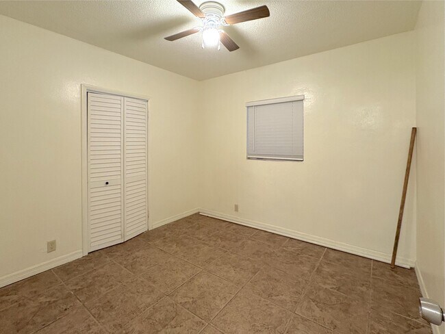 Building Photo - 1124 NE 5th Ave