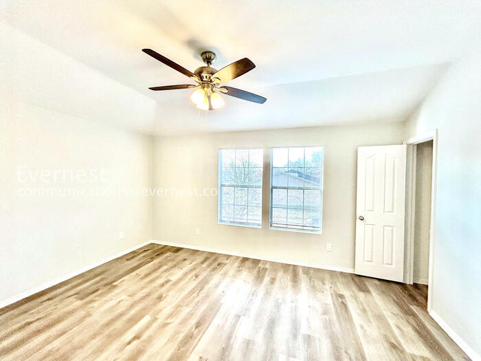 Building Photo - 246 Creek Cove Dr