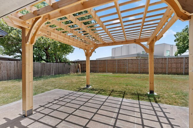 Building Photo - Newly Renovated Home In Grapevine Ready To Be Yours!!!!