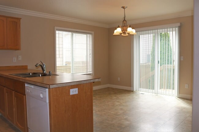 Building Photo - Home Sweet Home! Spacious 4 Bedroom/2.5 Bath in Salmon Creek!