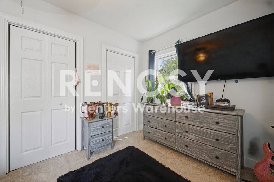 Building Photo - 981 Wolcott Ave