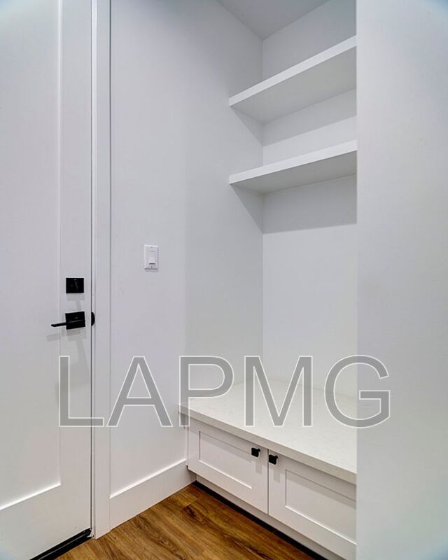 Building Photo - 5600 W 78th