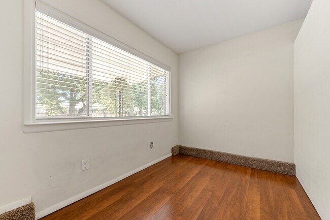 Building Photo - 2140 Robin Dr