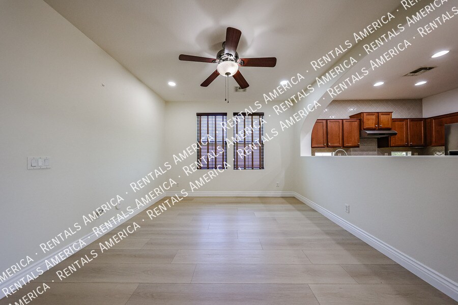 Building Photo - 1081 N Mason Dr