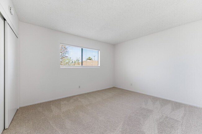 Building Photo - Spacious Westside Townhome Near Parks, Trails, and the Beach