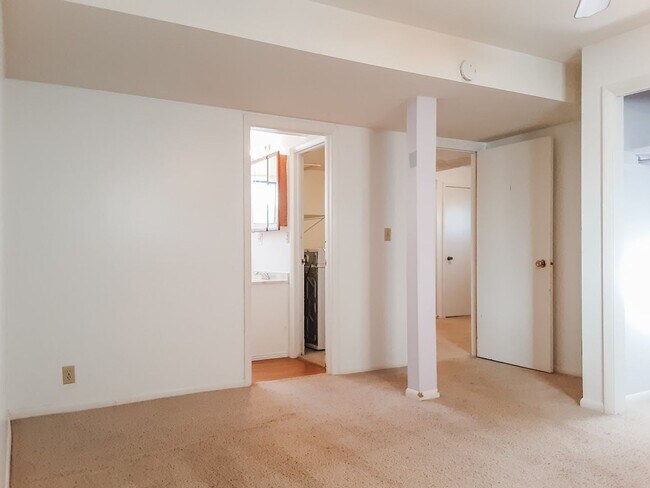 Building Photo - PET FRIENDLY 3 BED/ 2 BATH WITH GARAGE