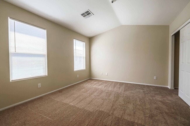 Building Photo - Charming 4 Bedroom Home in Gated Community with Community Pool & Courtyard Entry!