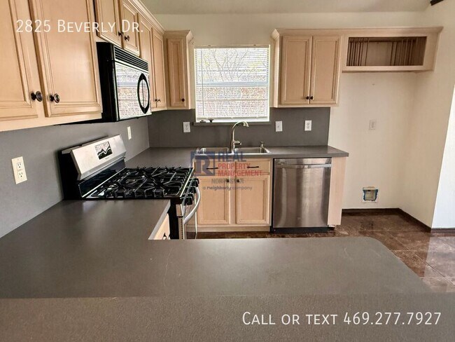 Building Photo - 2825 Beverly Dr