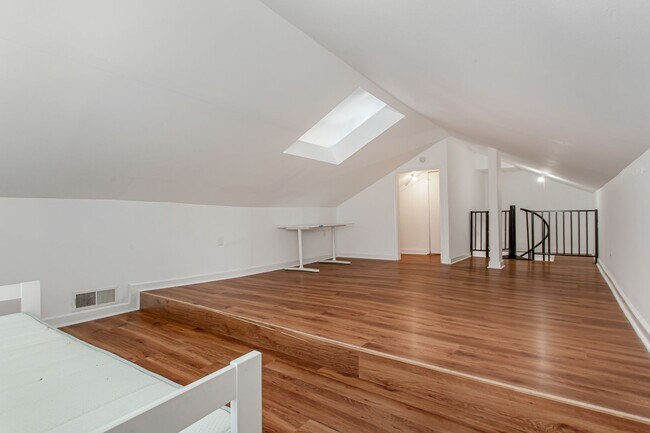 Building Photo - Beautiful Craftsman Style in Junius Heights!