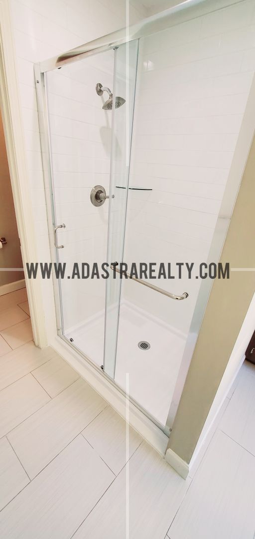 Building Photo - Gorgeous Updated Home in Blue Valley, South Overland Park-Available NOW!!