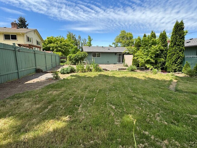 Building Photo - 3-Bedroom, 1-Bathroom Duplex Near Coburg Road