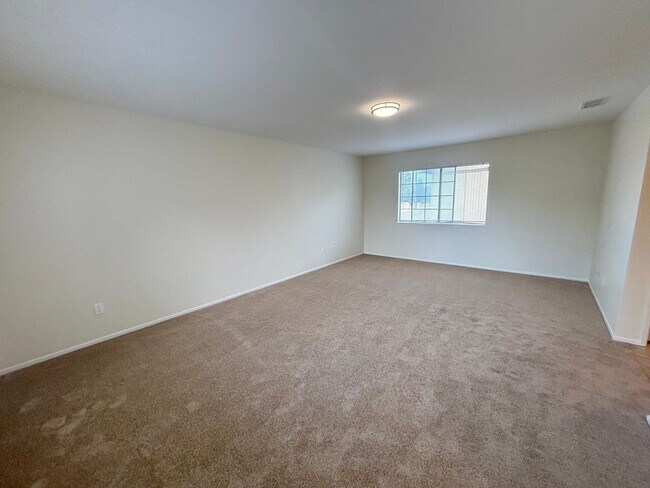 Building Photo - 3 Bedroom Condo now available in City of Orange