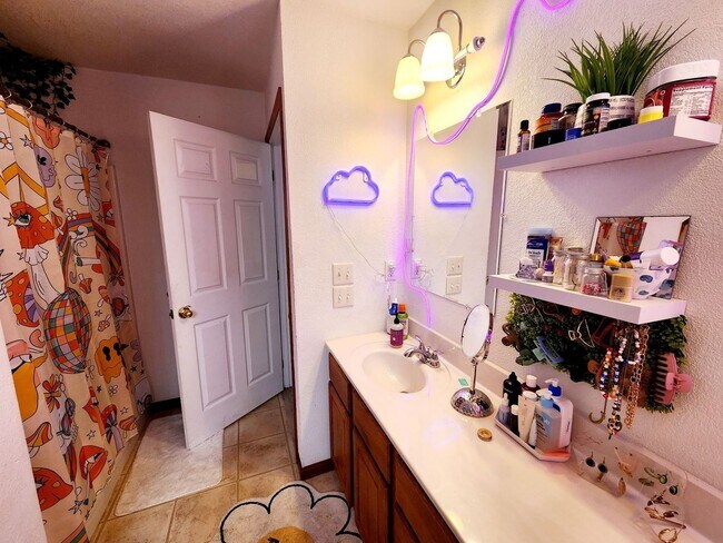 Building Photo - 3bed, 2.5bath Townhouse Near Medical Center and WVU Farm - Available 05/20/2026