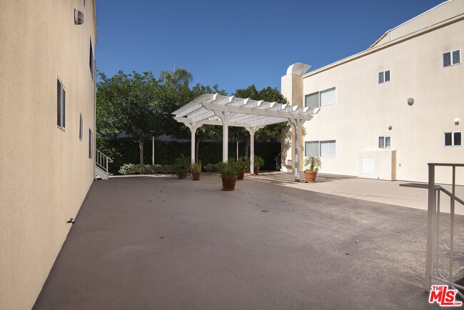 Building Photo - 13801 Oxnard St