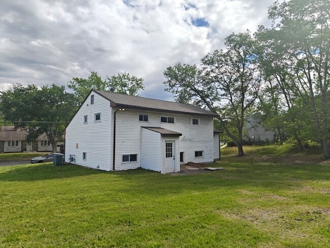 Building Photo - 2313 S Cuthbert Dr