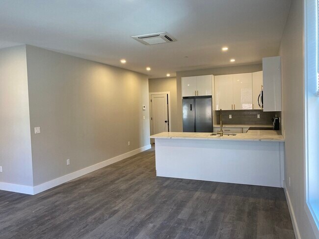 Building Photo - 32 Norwood St