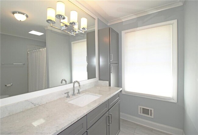 Building Photo - 1131 Milmar Dr NW