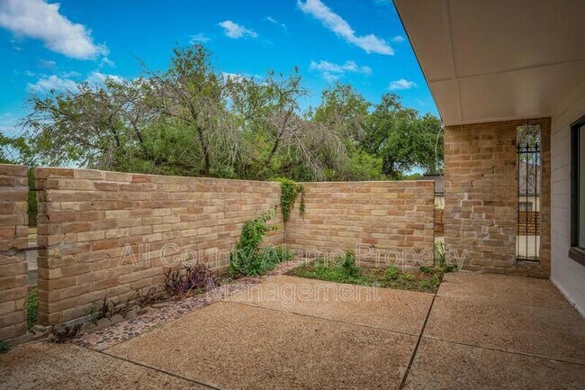 Building Photo - 211 Beechwood Ln