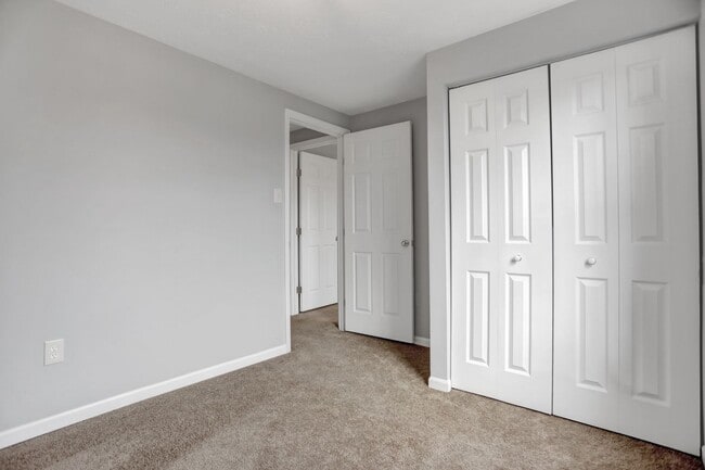 Building Photo - Charming End Of Group Townhome for Rent