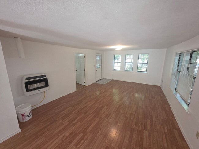 Building Photo - 2 bedroom 1 bath close to downtown