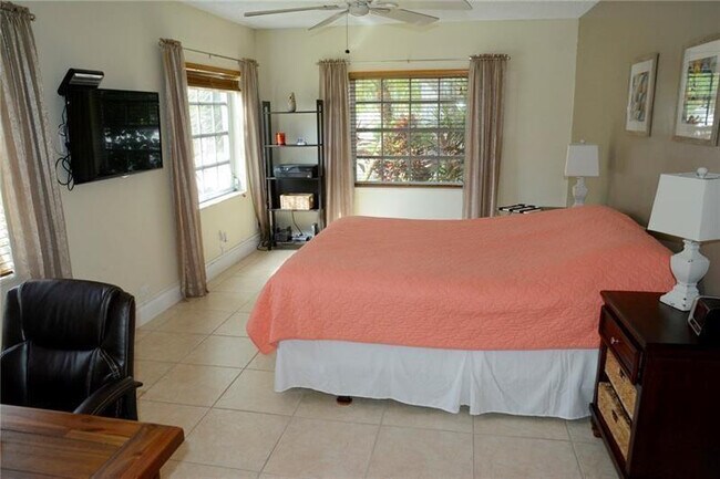 Building Photo - 6499 Bay Club Dr