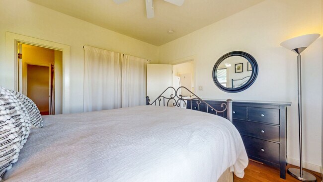 Building Photo - Charming 2 bedroom 1.5 bath plus office ho...