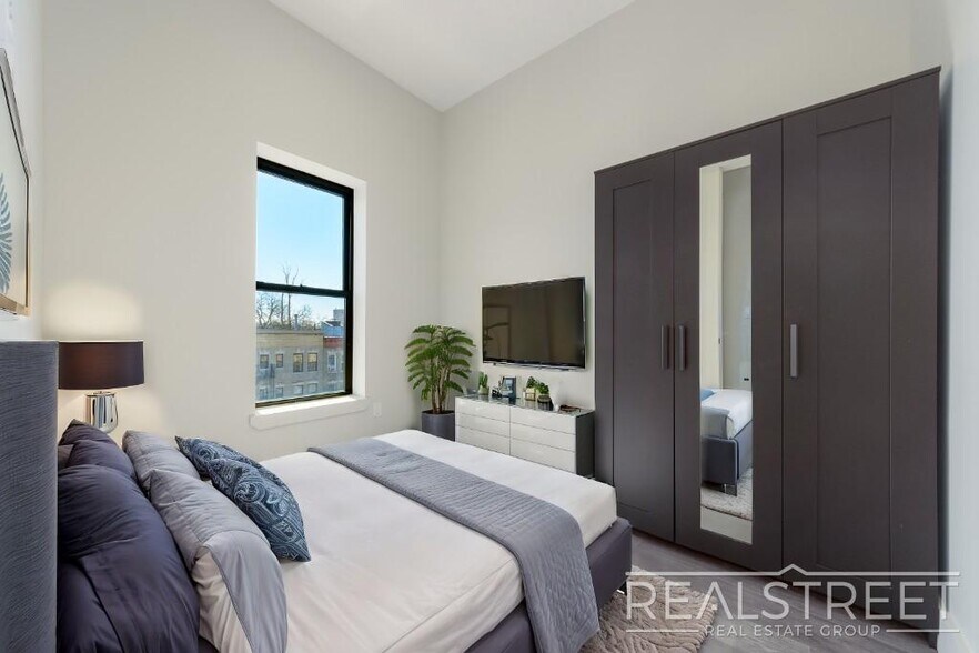 Building Photo - New Modern 2 Bed w Full Amenities + Dishwa...