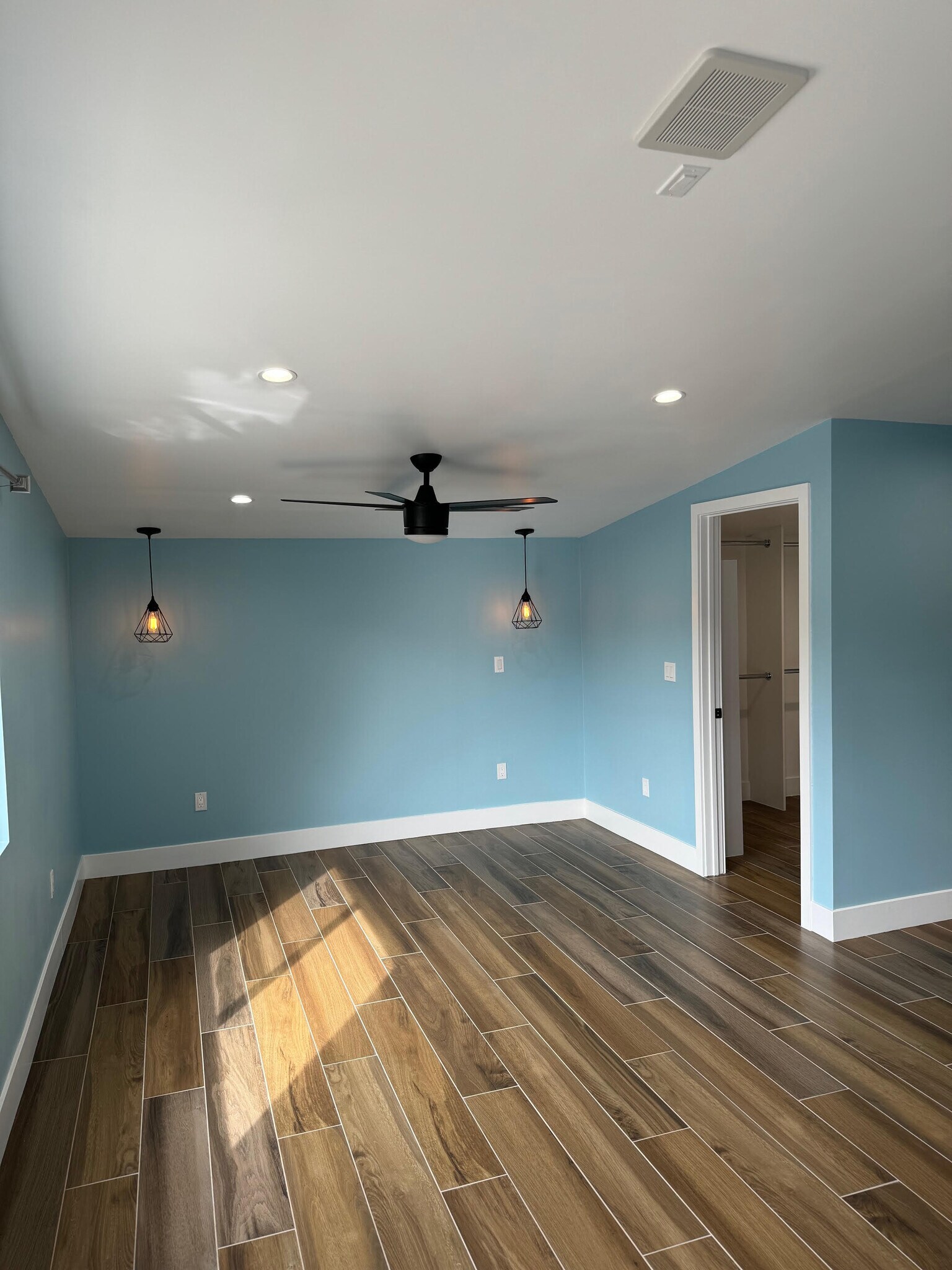 Building Photo - 6439 1/2 Graves Ave