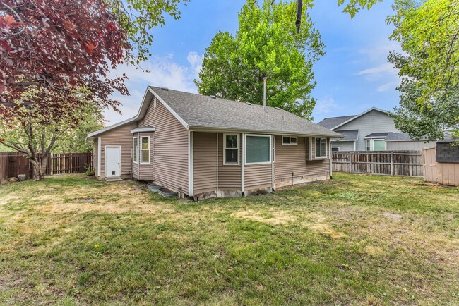 Building Photo - Charming Farmington Home in Peaceful Cul-de-Sac - Newly Painted Cabinets