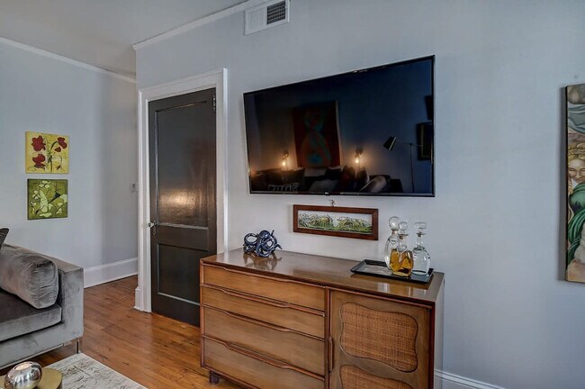 Building Photo - 518 Lamar Ave