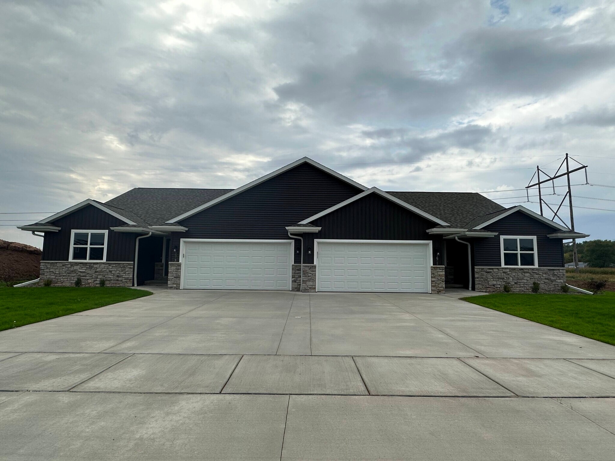 Building Photo - 2911 Sabal Oak Dr