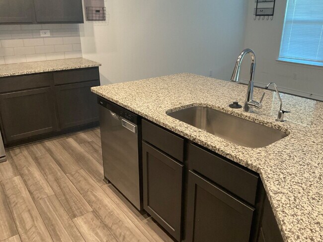 Building Photo - New beautiful 3/2.5 home with Office