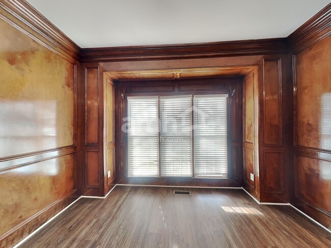 Building Photo - 1302 Hadaway Trail NE