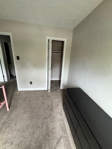 Building Photo - 4 Riverview Ct