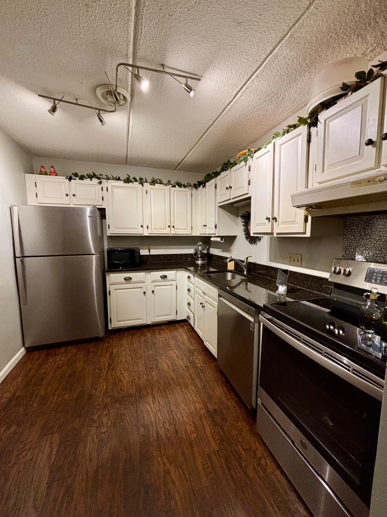 Building Photo - 2500 Mystic Valley Pky