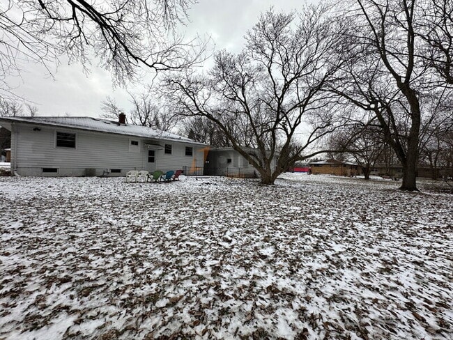 Building Photo - 202 E 68th Pl