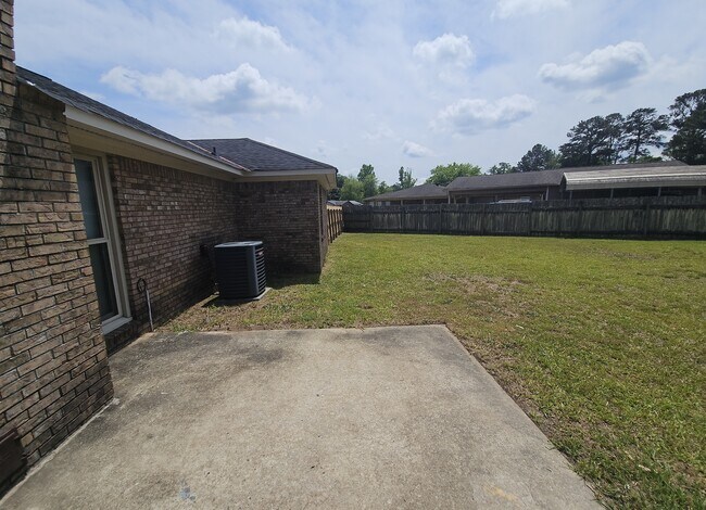 Building Photo - 5727 Lexington Dr