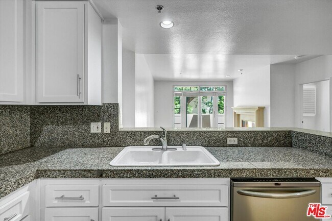 Building Photo - 2222 Beachwood Dr