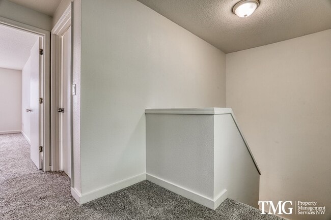Building Photo - Spacious 4BR Townhome with AC, W/D, Garage...